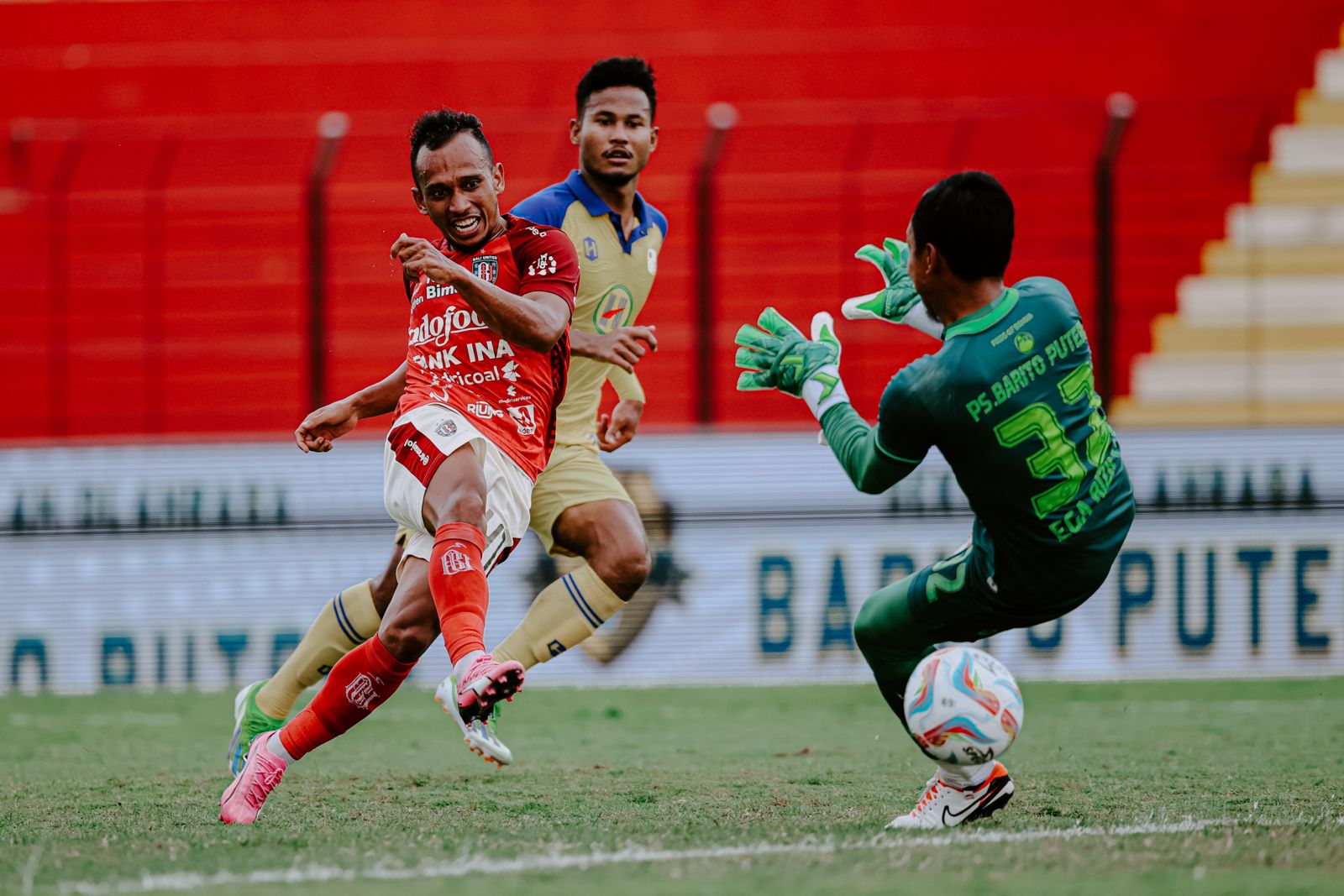 GOL PEMBUKA: Irfan Jaya saat melesakkan gol pembuka ke gawang Barito Putera (4/3/2024)