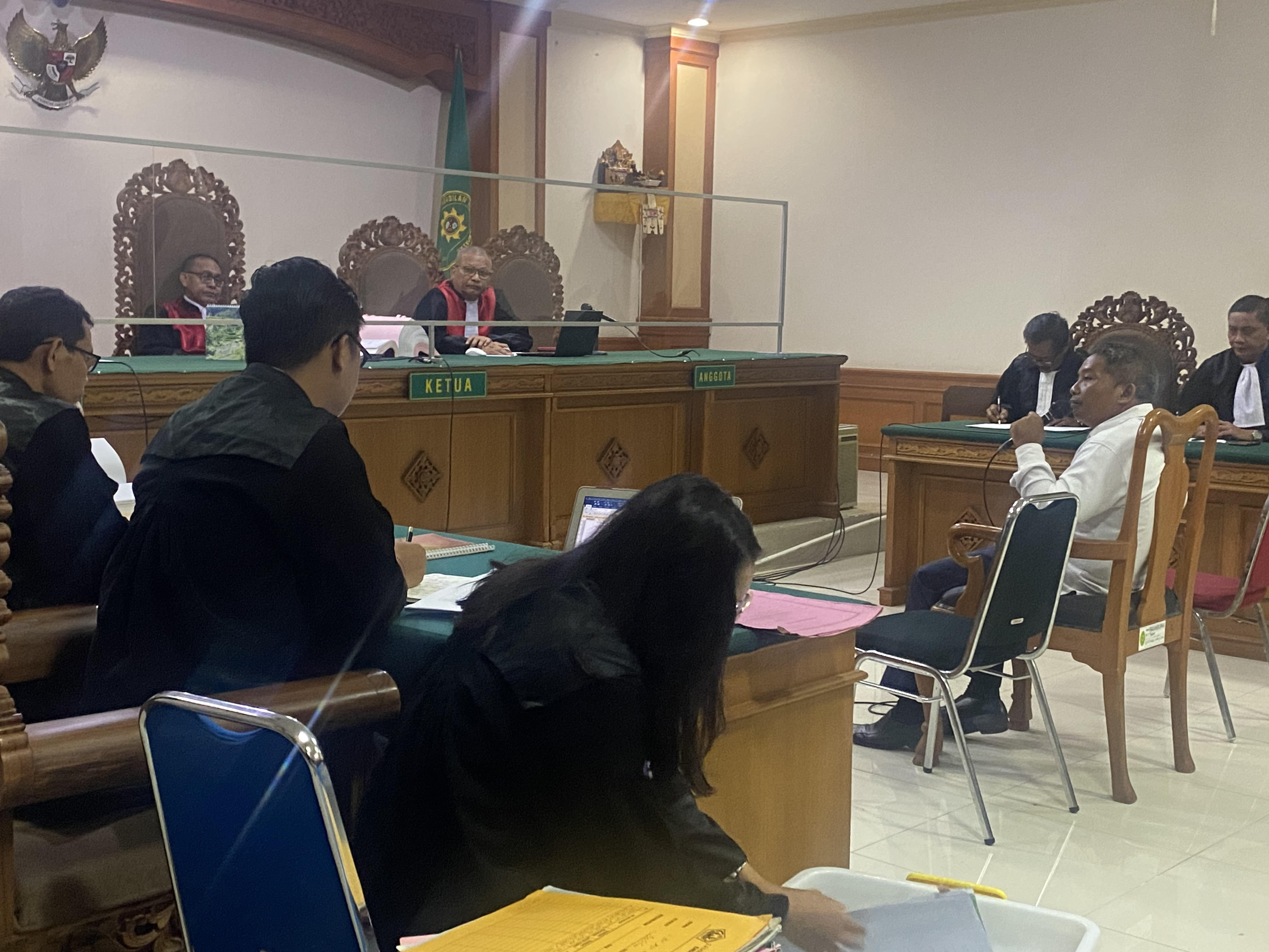 MENGAKUI: Sidang perkara dugaan tindak pidana korupsi pengelolaan dana LPD Adat Bakas Klungkung Bali Tahun 2018-2021 dengan terdakwa I Made Suerka