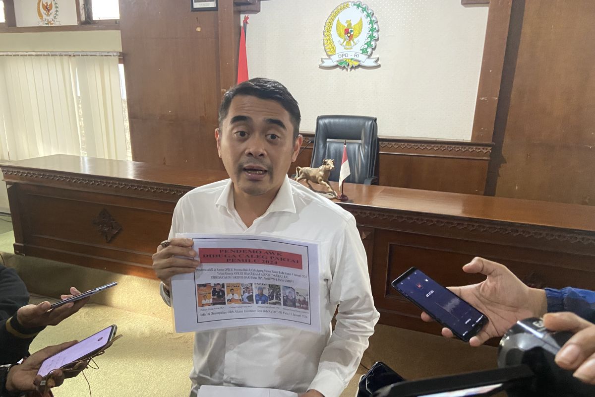 MASIH NGOTOT: Arya Wedakarna alias AWK ternyata masih ngotot ngantor meski semua hak keuangan dll sudah dihentikan Sekretariat DPD RI.