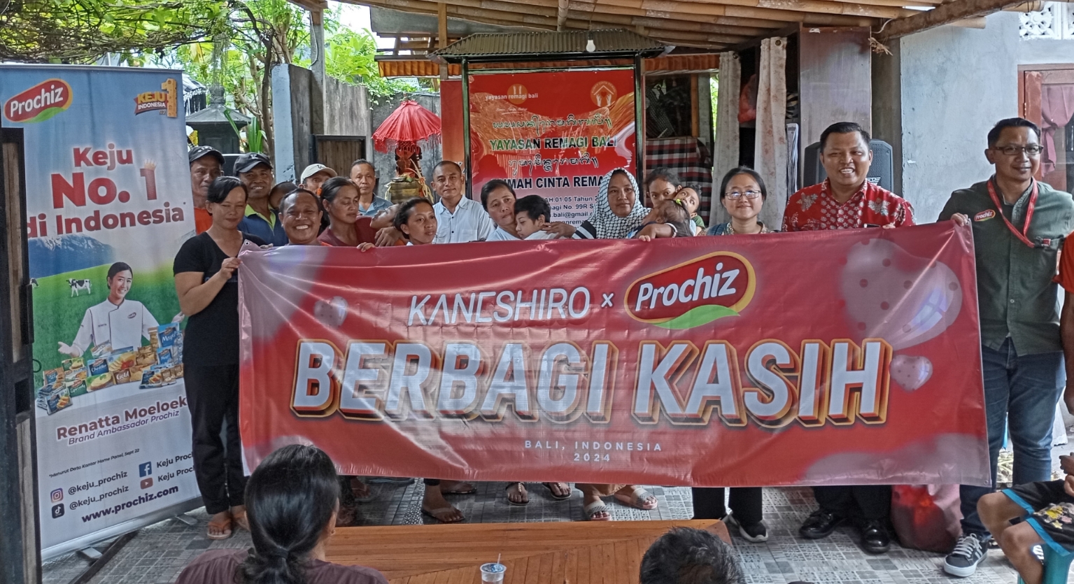 SOSIAL: Made Victor (2 dari kanan) dan IGP Juliartha (kanan) di Yayasan Cipta Bali Berbagi, Denpasar (4/3/2024). (Rosihan Anwar/Radar Bali)