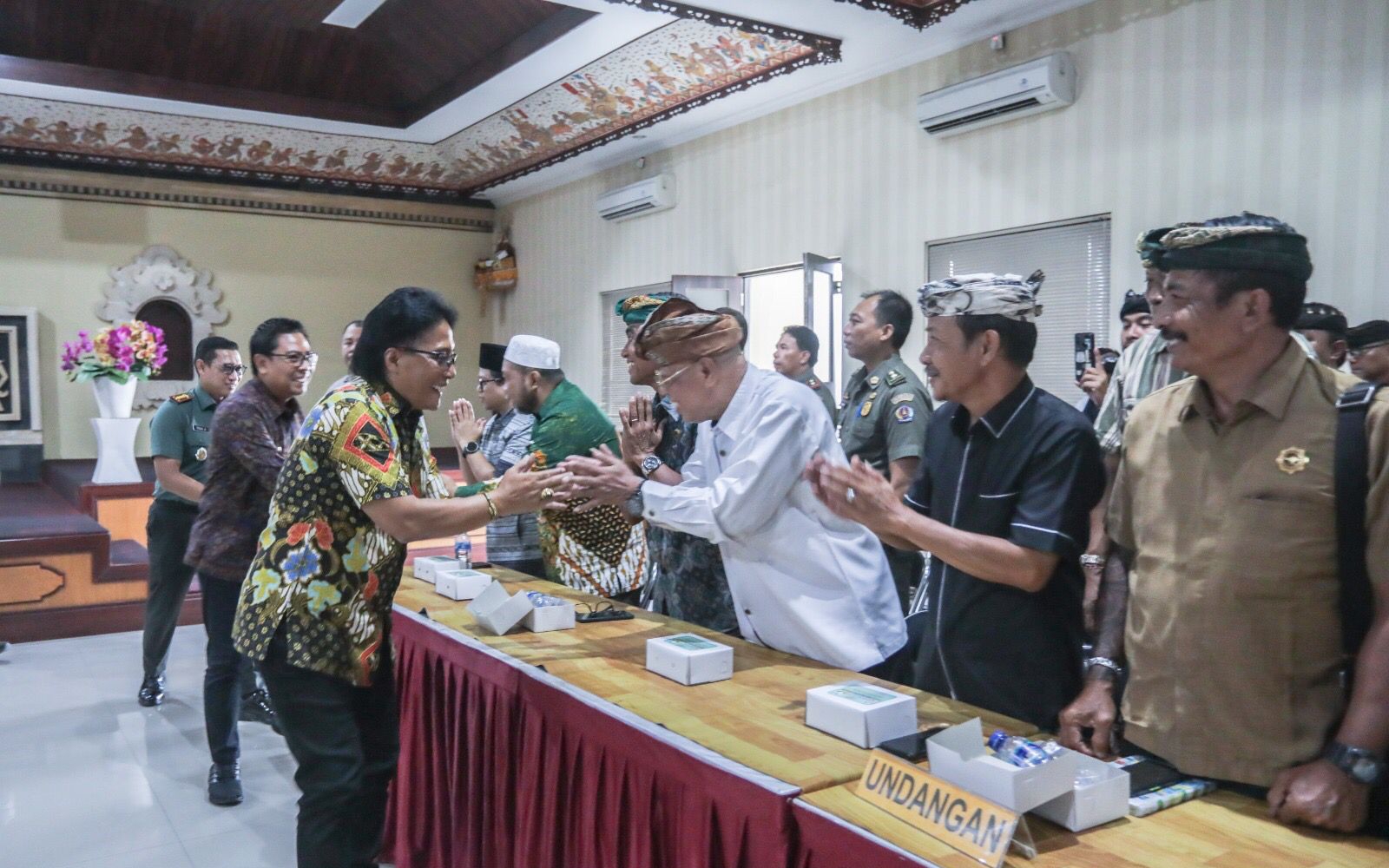 JAGA KEAMANAN NYEPI: Bupati Giri Prasta menghadiri Rakor pengamanan Nyepi di Polresta Denpasar (5/3/2024). (Prokompim Badung)