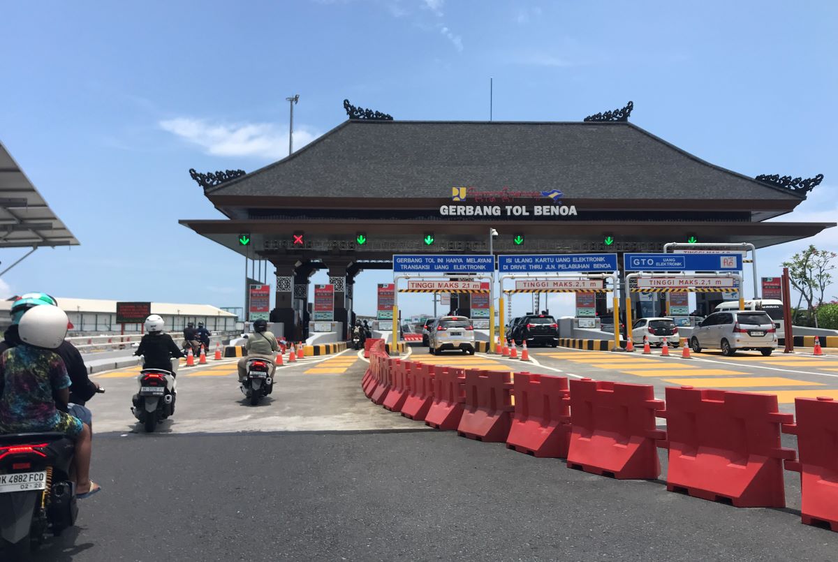 BAKAL DITUTUP: Sejumlah kendaraan roda dua dan empat hendak memasuki gerbang Tol Bali Mandara dari pintu Benoa Senin (4/3/2024)