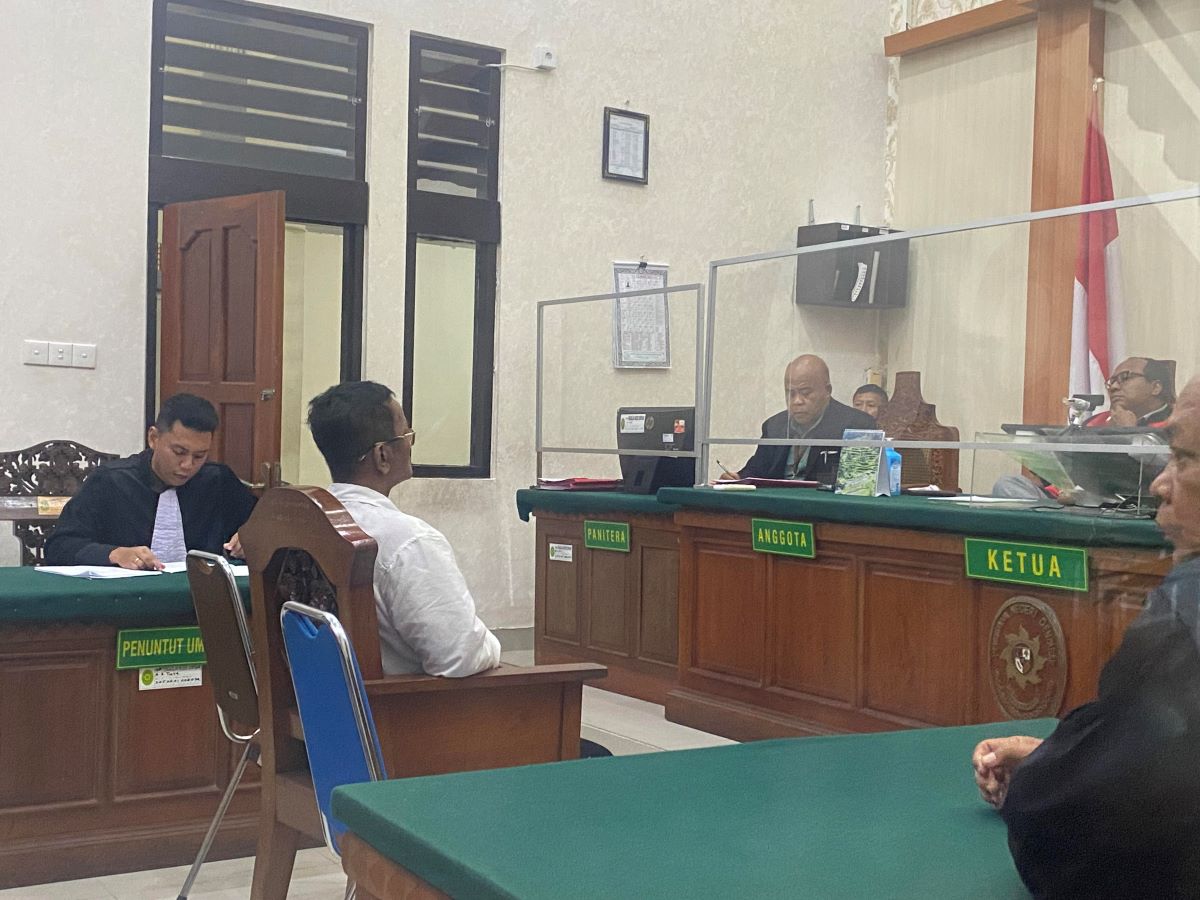 BOLAK BALIK PIDANA:  Terdakwa dokter Ketut Arik WiantaraSKG, 53, jalani sidang  Selasa (5/3/2024). Ia dituntut  pidana 5 tahun penjara.