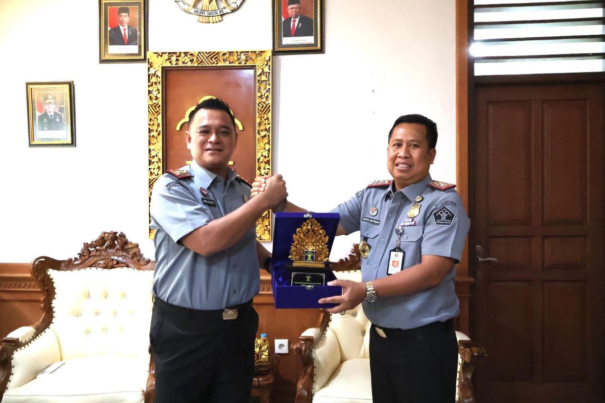 BEBAS KORUPSI: Kepala Kantor Wilayah Kementerian Hukum dan HAM Bali, Romi Yudianto dan Kakanwil Kemenkumham Kepulauan Riau, I Nyoman Gede Surya Mataram (4/3/2024)