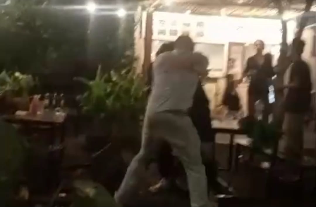 RUSIA VS RUSIA: Dua warga asing asal Rusia terekam video amatir sedang baku hantam gegara remas pantat cewek.
