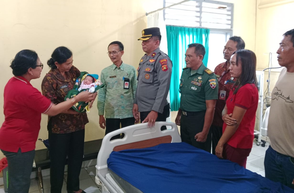 SEHAT: Bayi cantik yang ditemukan di garase mobil warga di Desa Pempatan Rendang Karangasem yang dibuang oleh ibunya.
