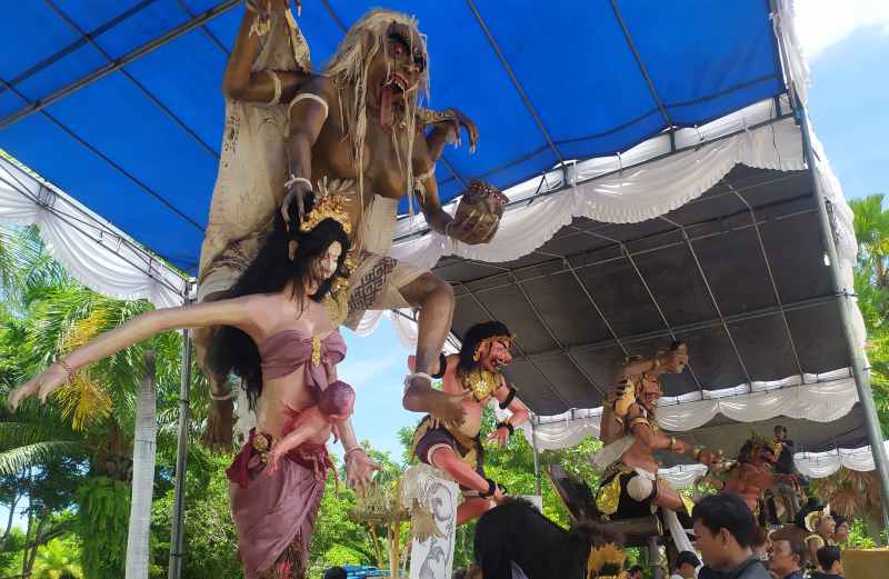 BERADU KEREN  : Pameran dan penilaian lomba ogoh-ogoh tingkat kabupaten di Gedung Kesenian Ir. Soekarno, Jembrana. (m.basir/radar bali)