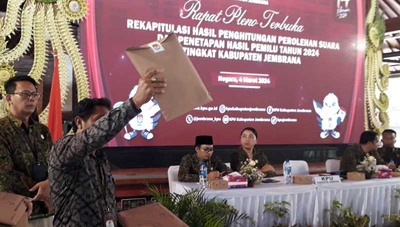 PENGHITUNGAN SEKABUPATEN : Rekapitulasi tingkat kabupaten oleh KPU Jembrana di Mendopo Kesari Jembrana. (m.basir/radar  bali)