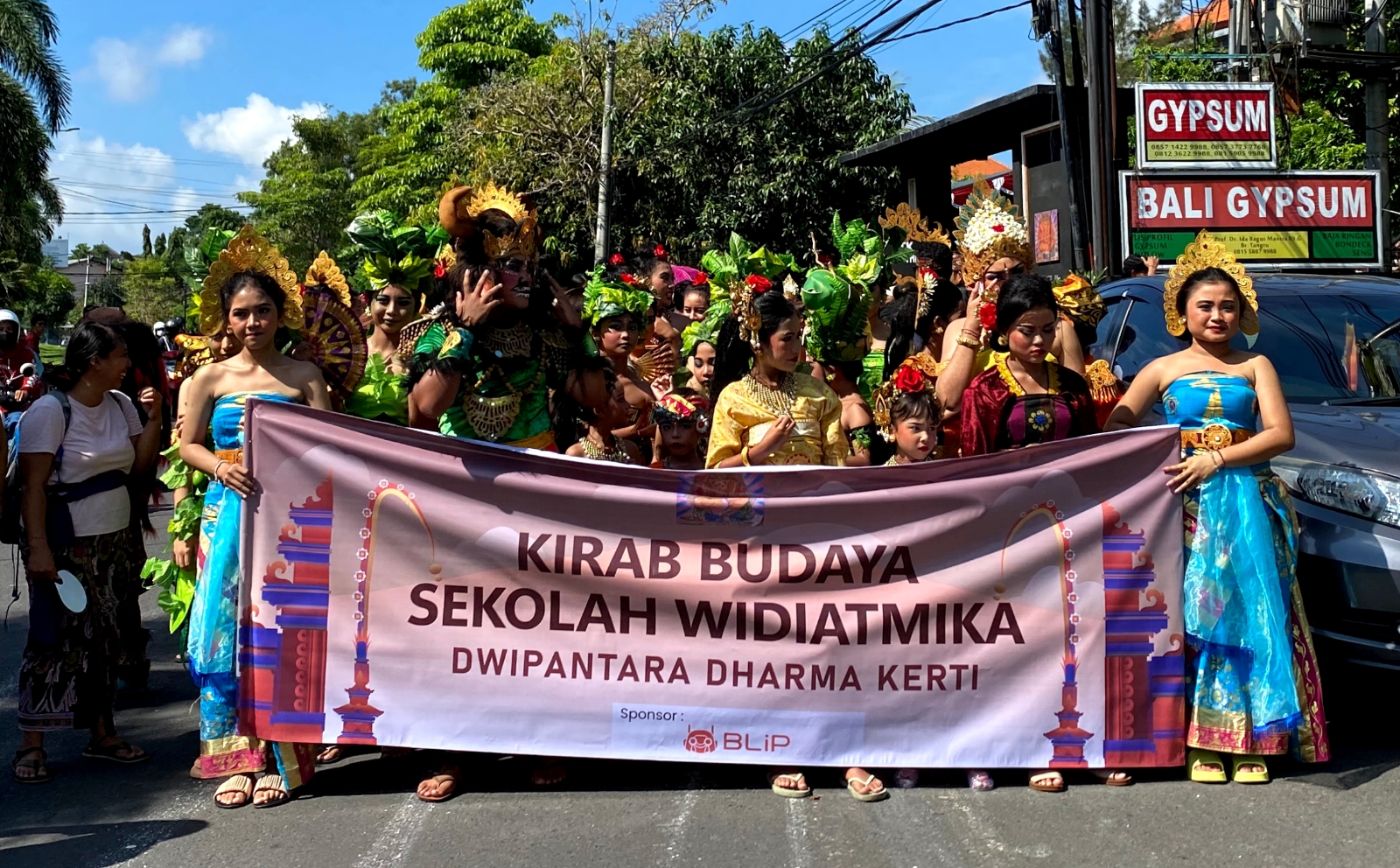 SEMANGAT: Kirab Budaya Sekolah Widiatmika Jimbaran menyambut hari raya Nyepi pada Rabu (6/3/2024). (I Wayan Widyantara/Radar Bali)