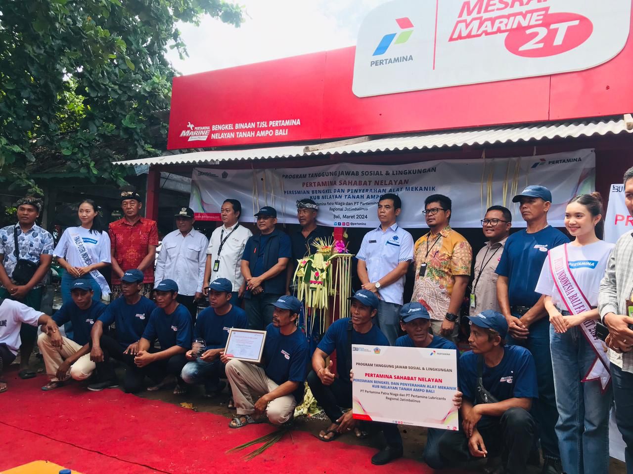 PERESMIAN: Pihak pertamina dan nelayan saat meresmikan bengkel pertamina sahabat nelayan di Tanah Ampo, Manggis, Karangasem, Rabu (6/3/2024). (Zulfika Rahman/Radar Bali)