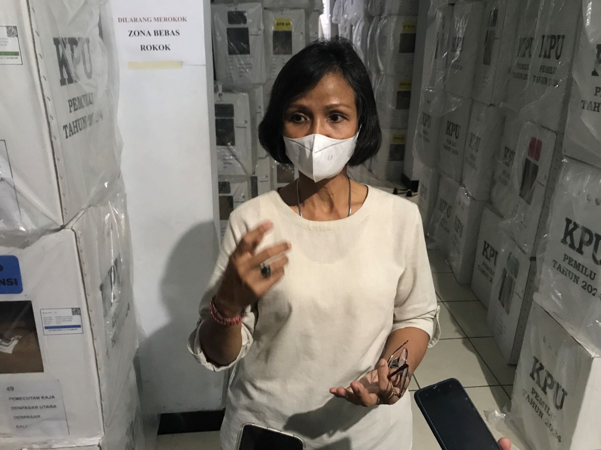 TERIMA HASIL: Ketua KPU Kota Denpasar Dewa Ayu Sekar Anggraeni mengumumkan hasil rekapitulasi suara hasil Pemilu 2024