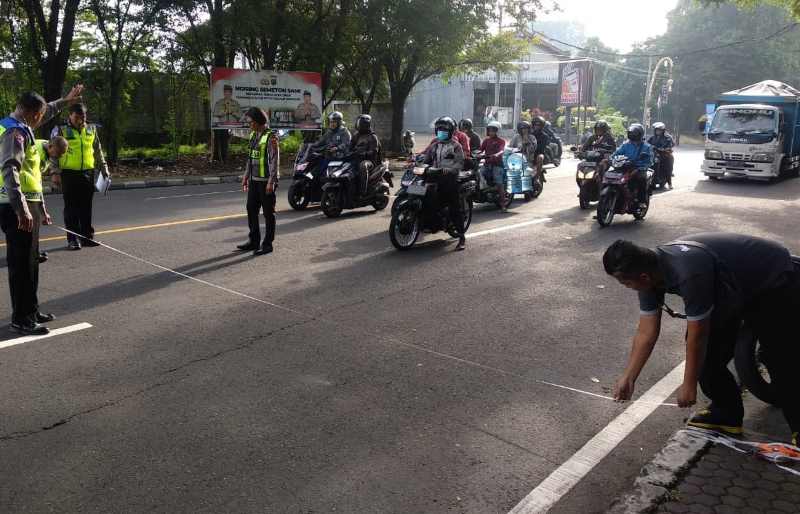 OLAH TEMPAT KEJADIAN PERKARA : Anggota Satlantas Polres Tabanan yang melakukan olah TKP di lokasi tewasnya pengendara motor Antika. (Istimewa)