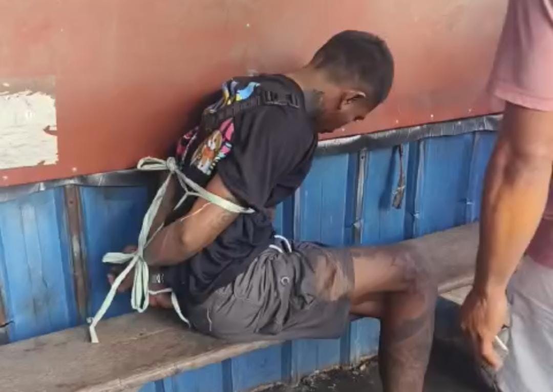 PENYIKSAAN: Potongan video pemuda diikat dan disiksa oleh pria misterius di kawasan Bung Tomo Denpasar Utara sedang diselediki polisi.