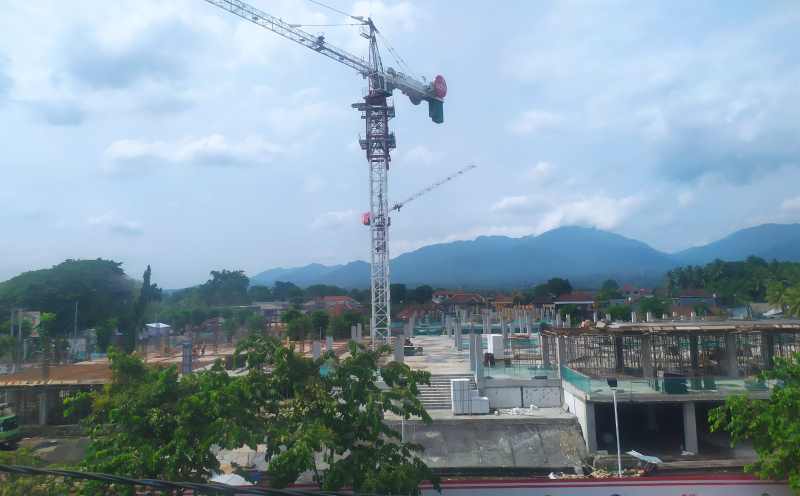 DALAM PROSES PEMBANGUNAN : Progres pembangunan Pasar Umum Negara. (foto:m.basir)
