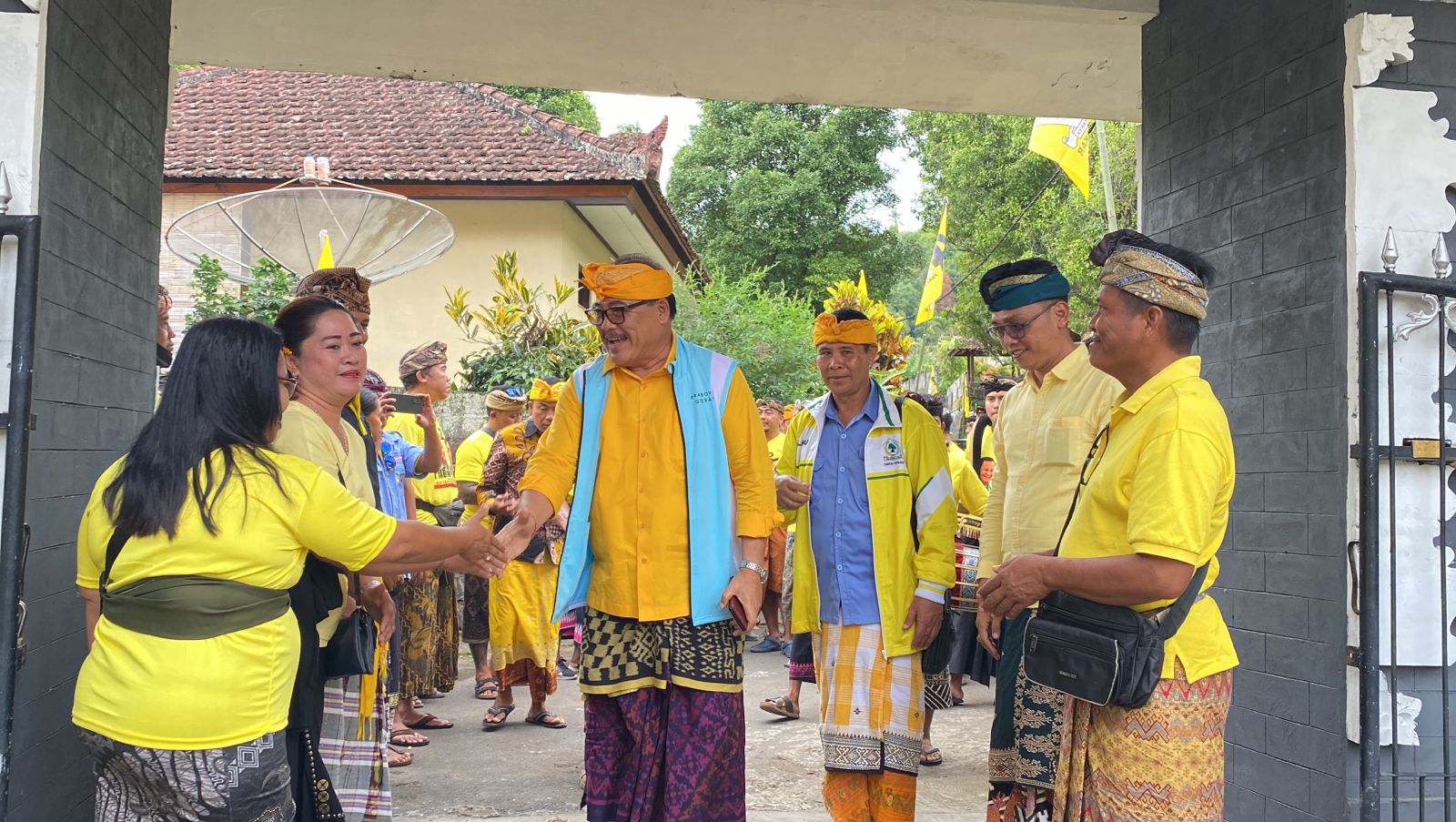 JAGA MARWAH BERINGIN: Ketua DPD Golkar Bali Nyoman Sugawa Korry (tengah) dalam salah satu acara partai. (Golkar Bali)