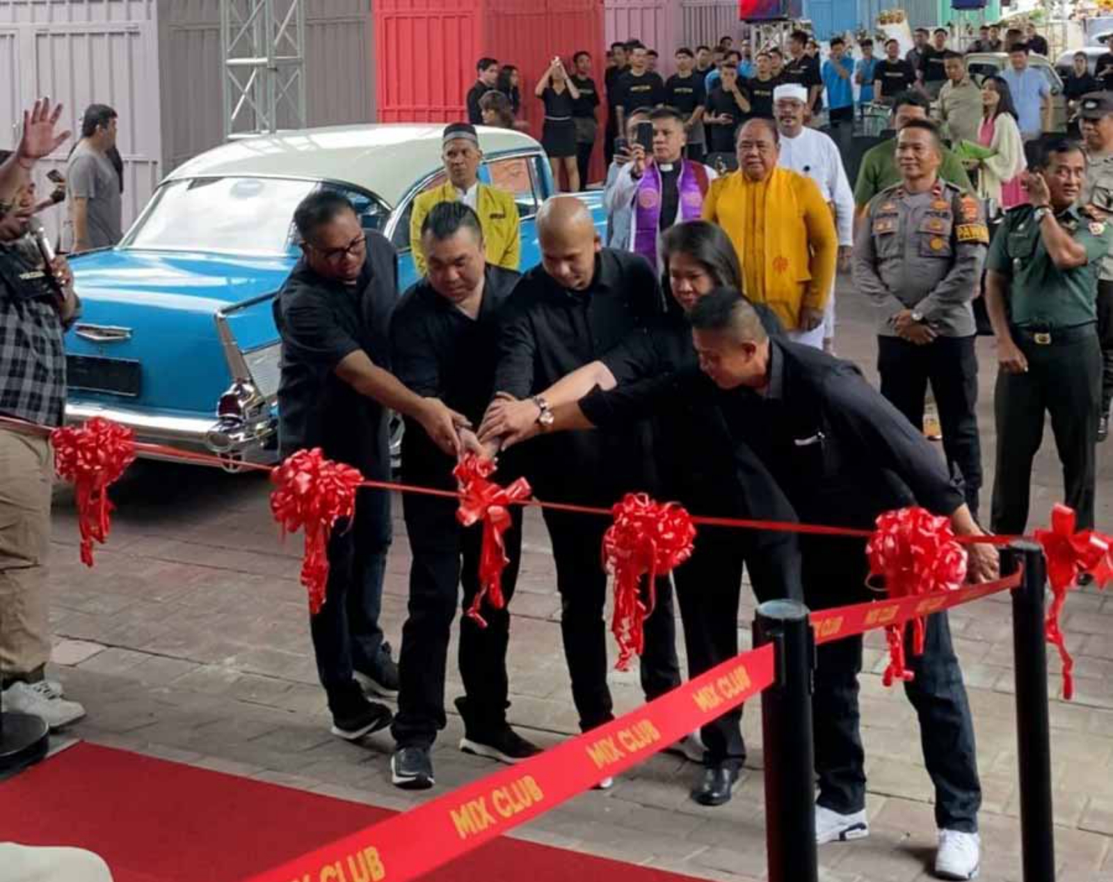 REVIVED VIBES: Pemotongan Pita grand opening Mixclub dan KTV by Musro secara publik. (Mixclub and KTV by Musro)