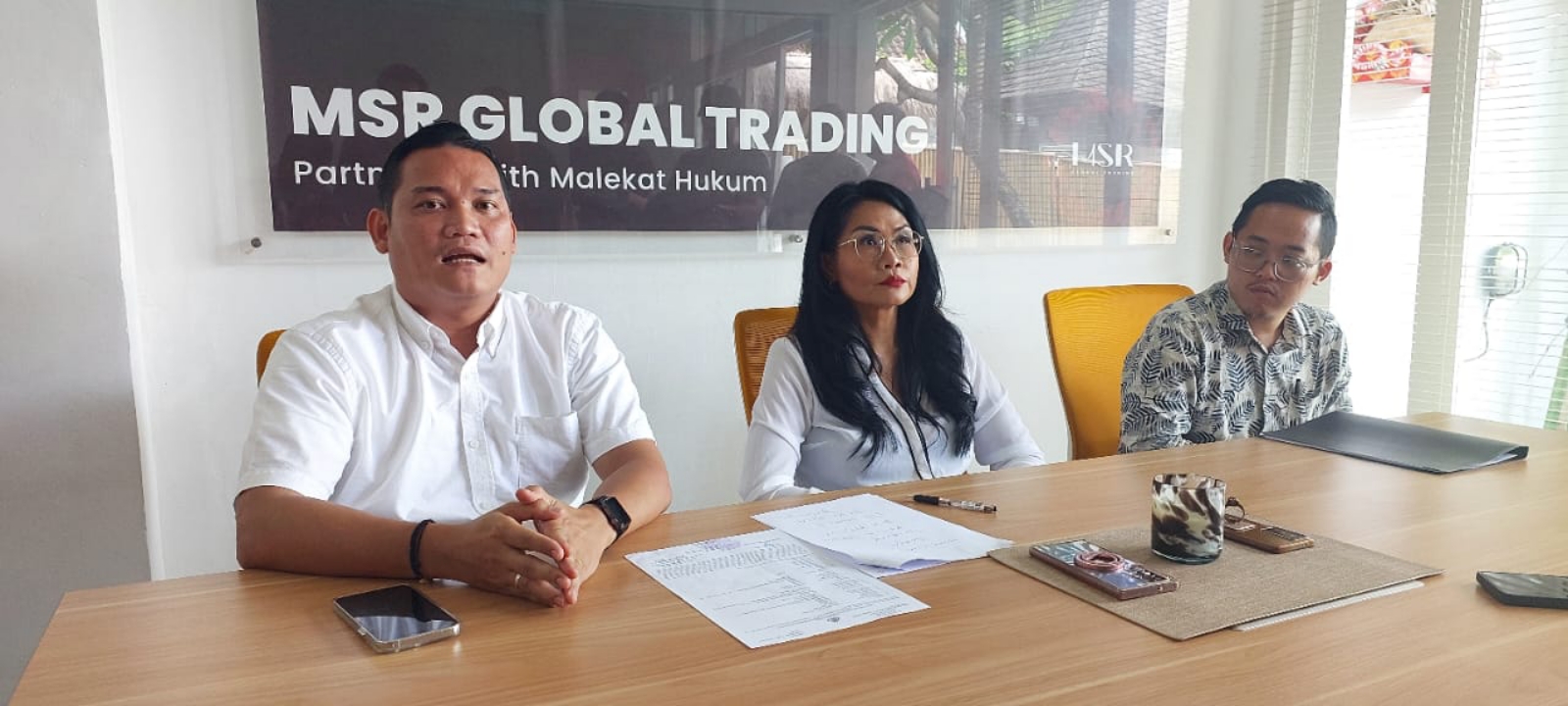 KETERANGAN PERS: Dari kiri, Reinhard Silaban, Ni Luh Arie Ratna Sukasari dan Lilo Agung Crisna Budi, Kamis (7/3/2024). (Andre Sulla Radar Bali)