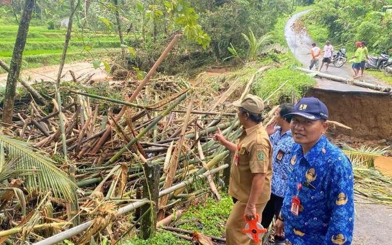CEK LAPANGAN : Bidang Bina Marga PUPRPKP Tabanan yang melakukan survei pembangunan jembatan yang menghubung Pemanis dan Senganan yang berada di Banjar Dinas Pemanis, Biaung,Penebel, Tabanan. (juliadi)