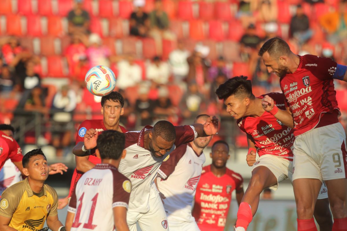 PERFORMA MENURUN: Penyerang Bali United Ilija Spasojevic (paling kanan( saat melakukan sundulan berbuah gol ketika performanya masih produktif di musim sebelumnya.