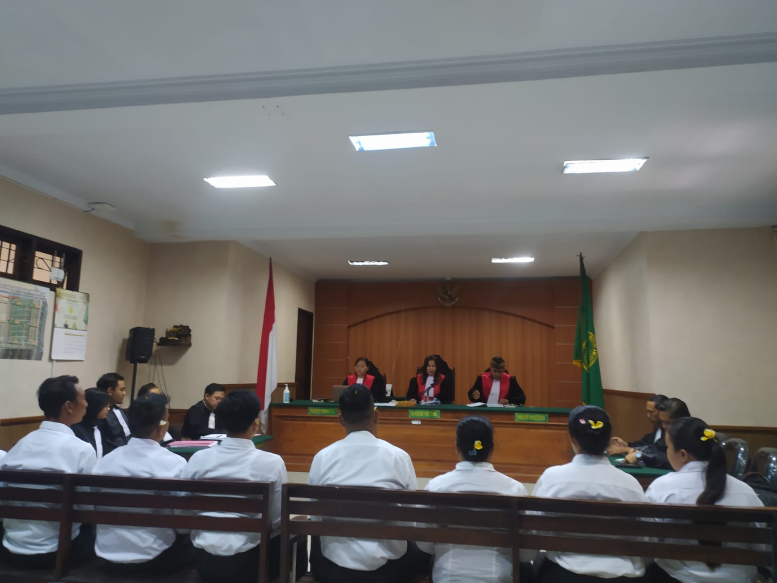 DITUNTUT BERAGAM : Pembacaan tuntutan terhadap 16 pelaku perusakan vila di Bugbug Karangasem. (Istimewa)
