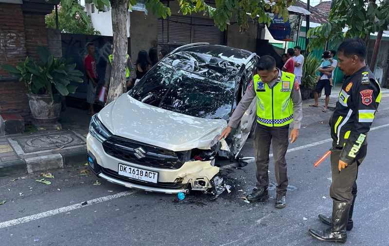 RINGSEK BAGIAN DEPAN:  Satlantas Polres Jembrana mendatangi lokasi kejadian kecelakaan di Jalan Denpasar - Gilimanuk, Kelurahan Dauhwaru, Jembrana. (foto:Satlantas Polres Jembrana)