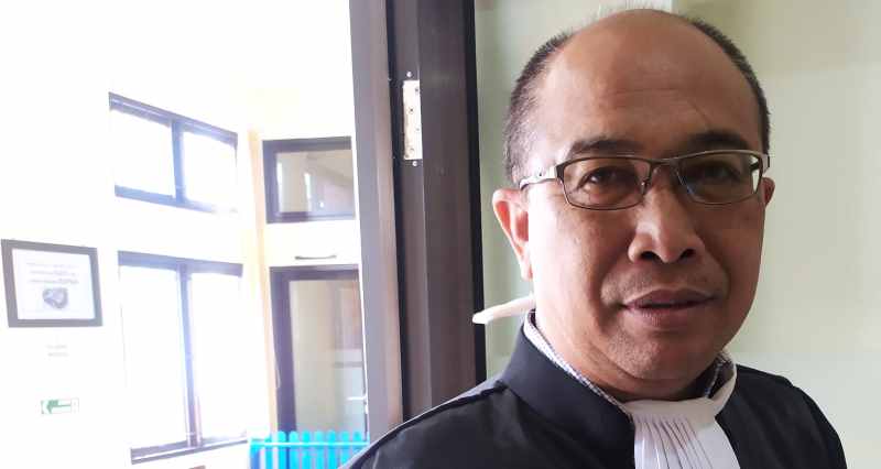 PAPARKAN AMAR PUTUSAN : Nyoman Arya Merta, kuasa hukum terdakwa kasus asusila remaja. (m.basir/radar bali)