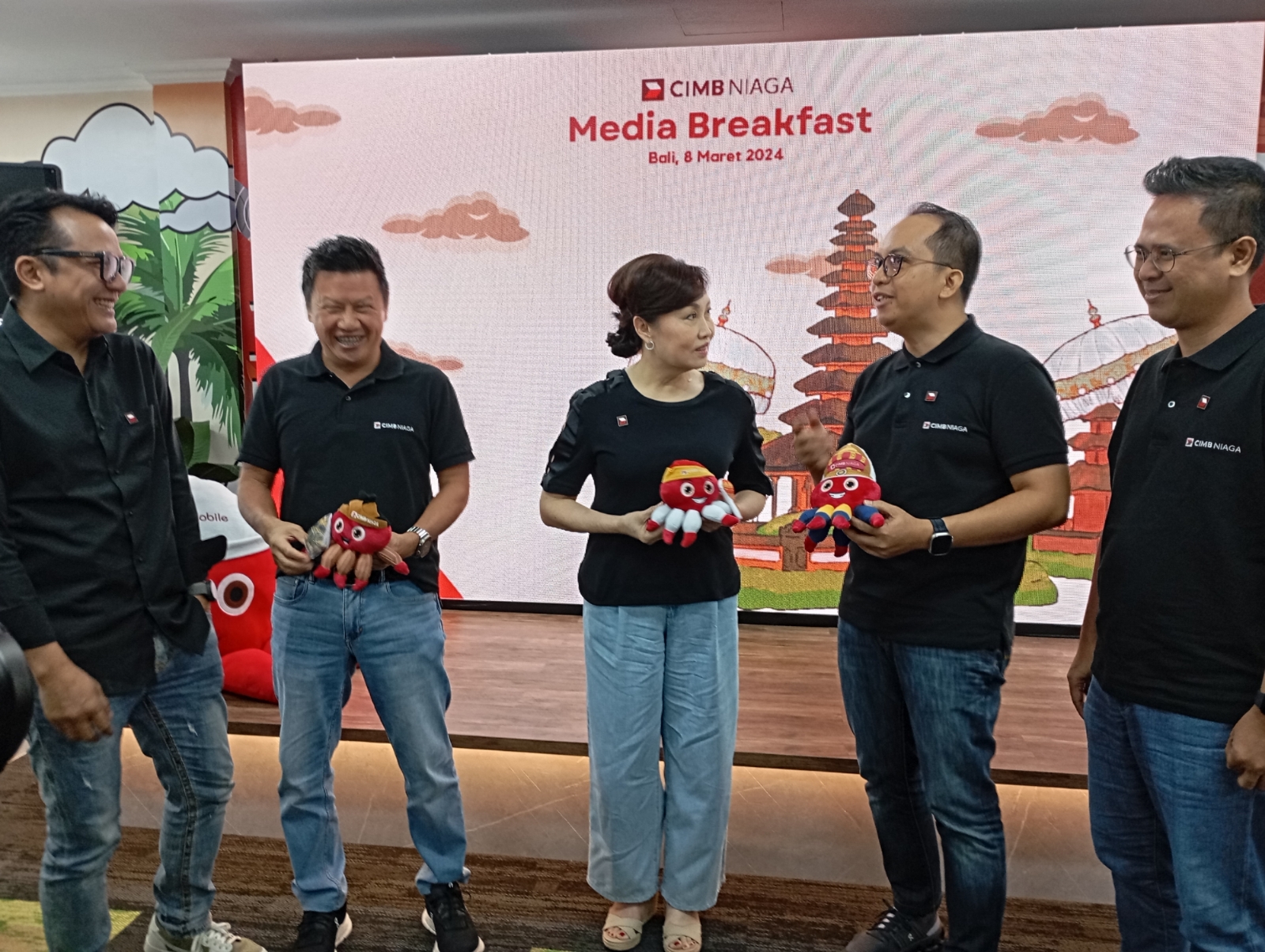 MEDIA BREAKFAST: Dari kiri, Ristiawan Suherman, Budiman Tanjung, Lani Darmawan, Ahmad S. Ilham, dan Widhi Nugraha (8/3/2024). (Rosihan Anwar/Radar Bali)