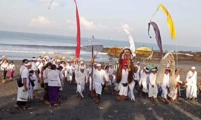 GELAR MELASTI  : Suasana upacara melasti karma Desa Adat Tabanan di Pantai Yeh Gangga, Sudimara Tabanan. (foto:Juliadi/Radar Bali)