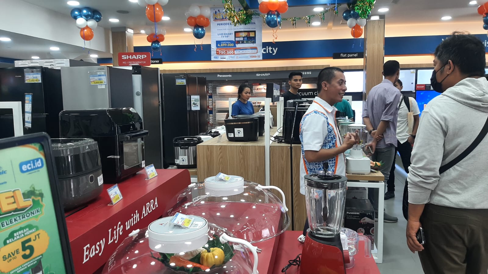 ONE STOP SHOPPING PLACE: Suasana saat pembukaan Toko Cabang Kedua Electronic City di jalan Teuku Umar Denpasar.