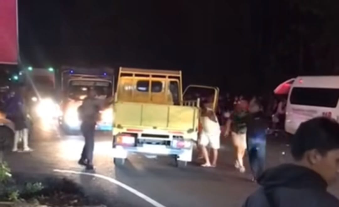 TENGAH MALAM: Situasi saat peristiwa kecelakaan yang menewaskan pengendara motor X-Max lantaran dilindas truk.