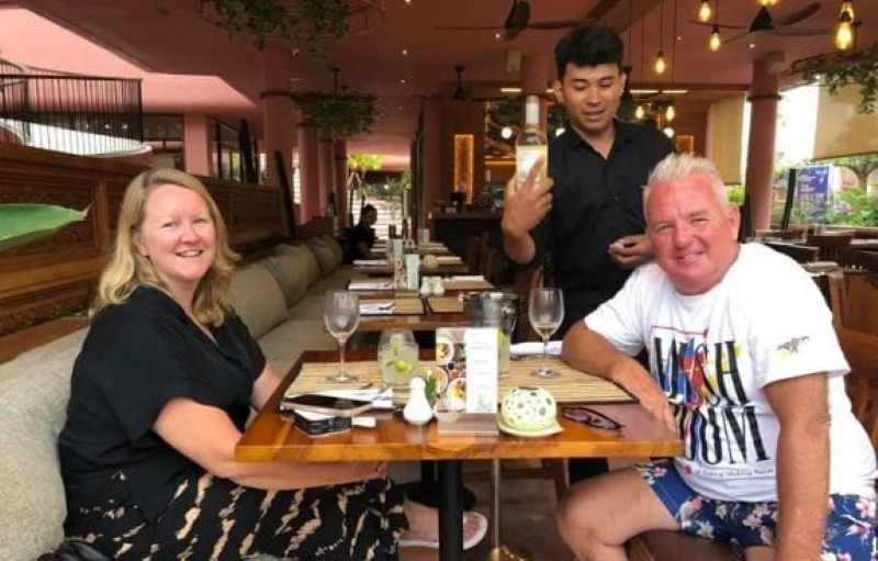 DIKENAL KARENA MENU BALI : Pelancong mancanegara ini awalnya mencoba-coba menu serba Bali. (Istimewa)