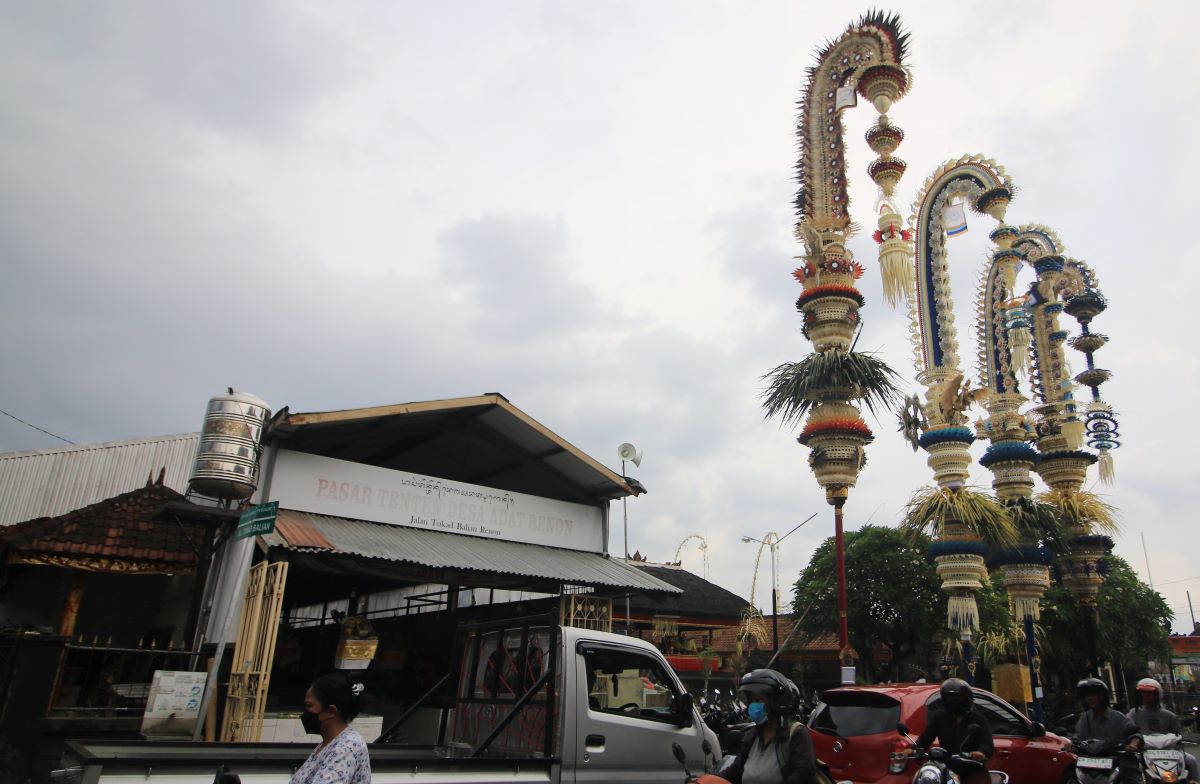LOMBA PENJOR: Empat penjor yang dilombakan Desa adat Renon berdiri megah  dengan inagurasi indah Jumat, 8 Maret 2024.