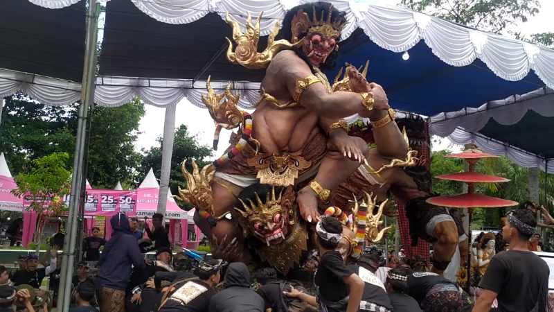 JUARA : Ogoh -ogoh kreasi dari Seka Taruna Teruni (STT) Kembang Sari, Banjar Banyubiru, Desa Banyubiru, menjadi juara pertama. (m.basir/radar bali)