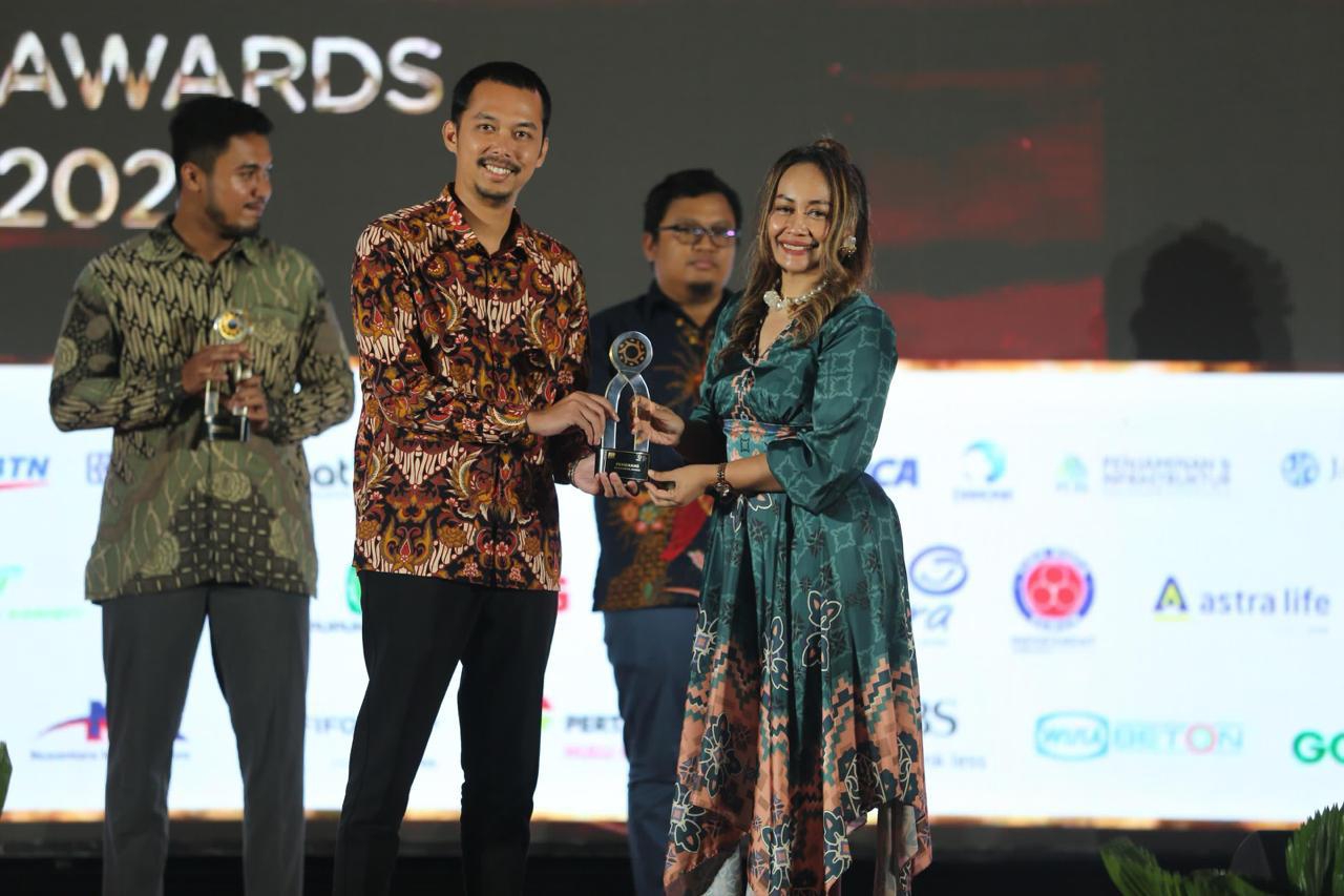 BUAH KINERJA: Area Manager Comm., Rel. & CSR PT Pertamina Patra Niaga Regional Jatimbalinus Ahad Rahedi menerima award (7/3/2024). (Pertamina Jatimbalinus)