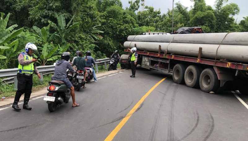 MELINTANG : Truk tak kuat menanjak melintang di jalan. (Satlantas Polres Jembrana)