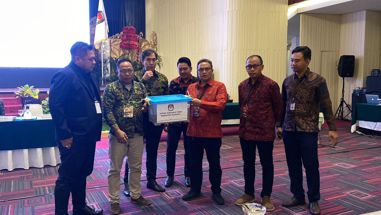TUNTAS: Para Komisioner KPU se Bali menyerahkan dokumen surat suara kepada KPU Provinsi Bali dalam rekapitulasi suara di Prime Plaza Sanur, 8 Maret 2024.