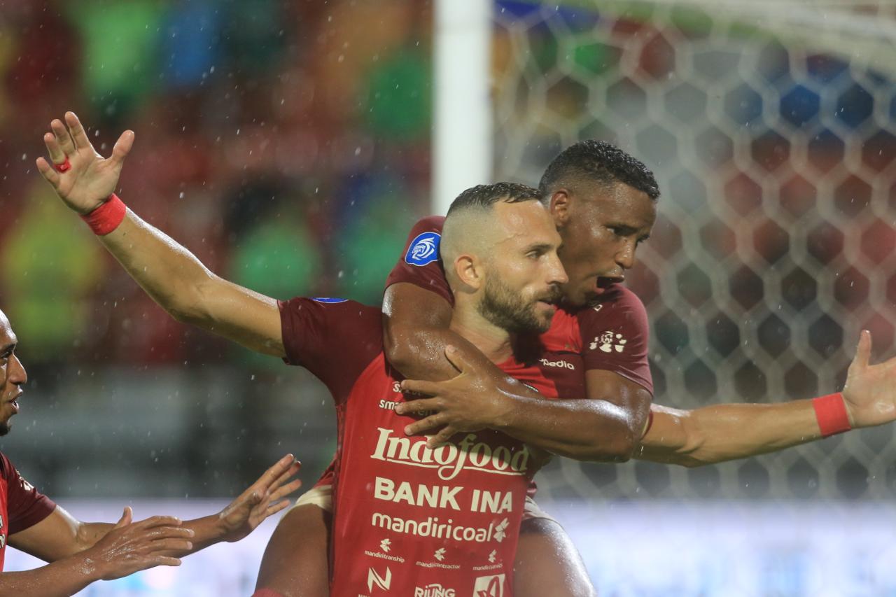 GOL PEMBUKA: Penyerang Bali United Ilija Spasojevic melakukan selebrasi dengan menggendong Eber Bessa setelah sukses mengeksekusi gol lewat titik putih.