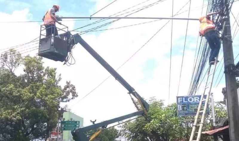 DIPERBAIKI : Suasana perbaikan lampu penerangan jalan umum (LPJU) yang dilakukan Dinas Perhubungan Tabanan.(juliadi/radar bali)
