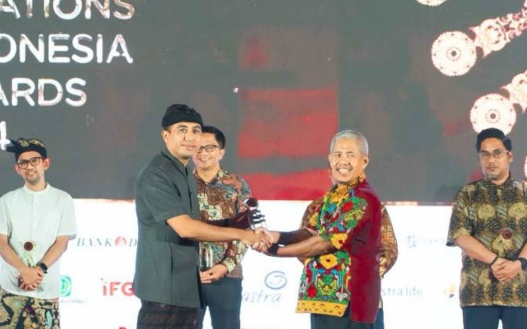 BUAH KINERJA: Regional Head Corcom Pegadaian Komang Harry Wibawa (kiri) mewakili manajemen menerima PRIA Award (7/3/2024). (Pegadaian)