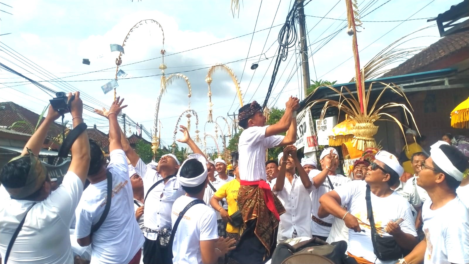 SEMARAK : Suasana tradisi Mesuryak di Desa Adat Bongan, Tabanan. (juliadi/radar bali)