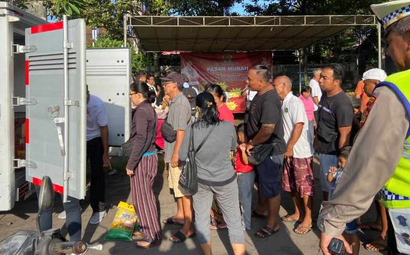 HARUS ANTRE : Antrean warga saat operasi pasar murah yang dilakukan Disperidag Kabupaten Gianyar. (istimewa)