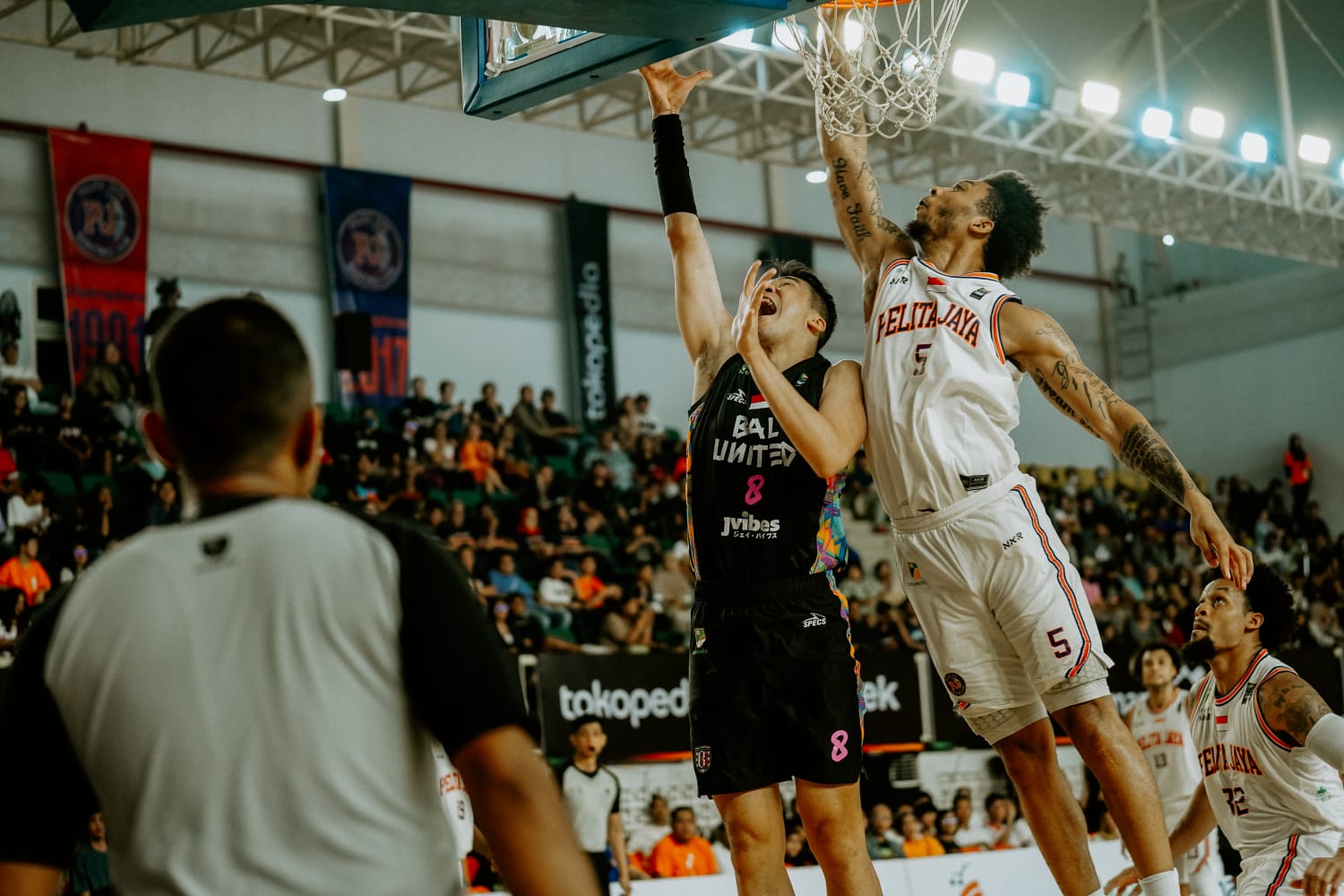 DIPERMALUKAN: Pemain Bali United Basketball, Rico Aditya (kiri) saat duel udara dengan pemain Pelita Jaya.