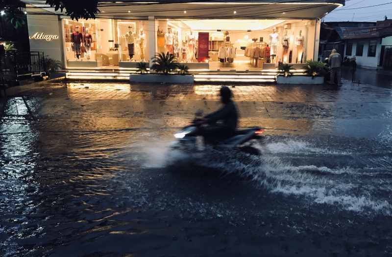 TERGENANG : Kawasan Renon, seperti Jalan Merdeka, Denpasar, ini kemarin tergenang air. (miftahuddin/radar bali)