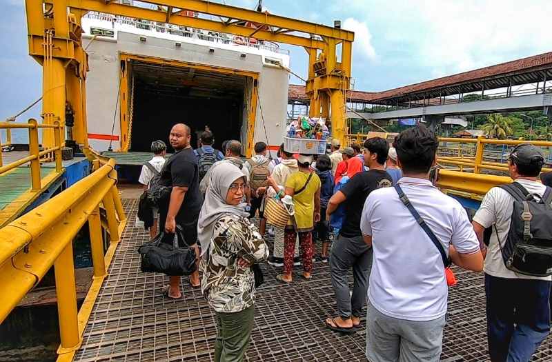 MENYEBERANG KE LOMBOK : Penumpang kapal saat akan memasuki kapal dari Pelabuhan Padangbai menuju Lembar, NTB. (zulfika rahman/radar bali)