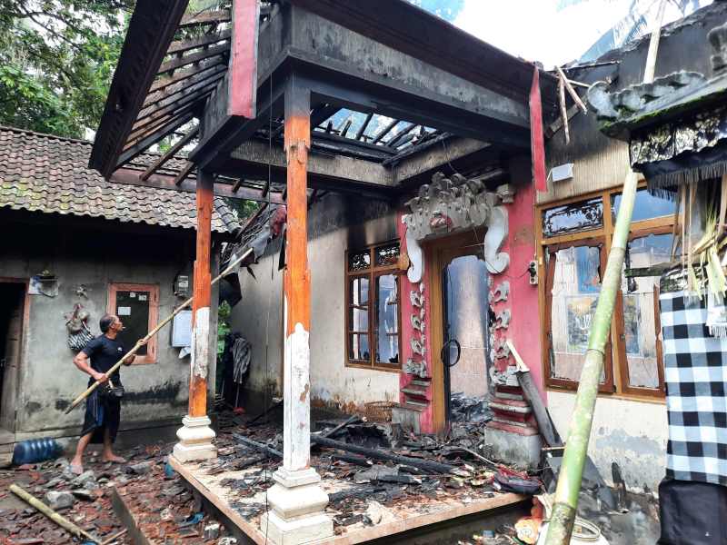 HANGUS TERBAKAR : Kondisi rumah warga di Banjar Dinas Pangleg, Desa Jungutan, Kecamatan Bebandem, ludes terbakar saat ditinggal sembahyang pada Sabtu (9/3/2024).(Istimewa)