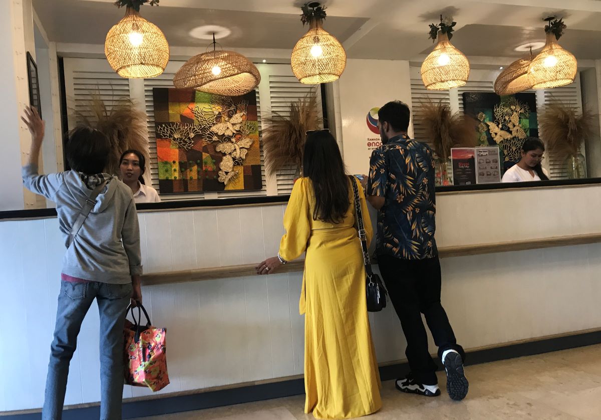 MENINGKAT: Hunian hotel-Sejumlah tamu hotel sedang check in di salah satu hotel di kawasan Seminyak, Badung Bali, Sabtu 9 Maret 2024