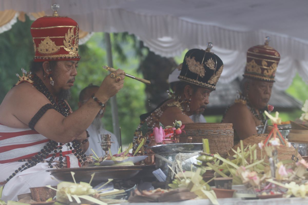RITUAL TAWUR AGUNG: Para pendeta/pemuput saat prosesi ritual Tawur Agung Kesanga saat tilem sambut tahun Caka 1946 di perempatan Patung Catur Muka Kota Denpasar, Minggu 10 Maret 2024.