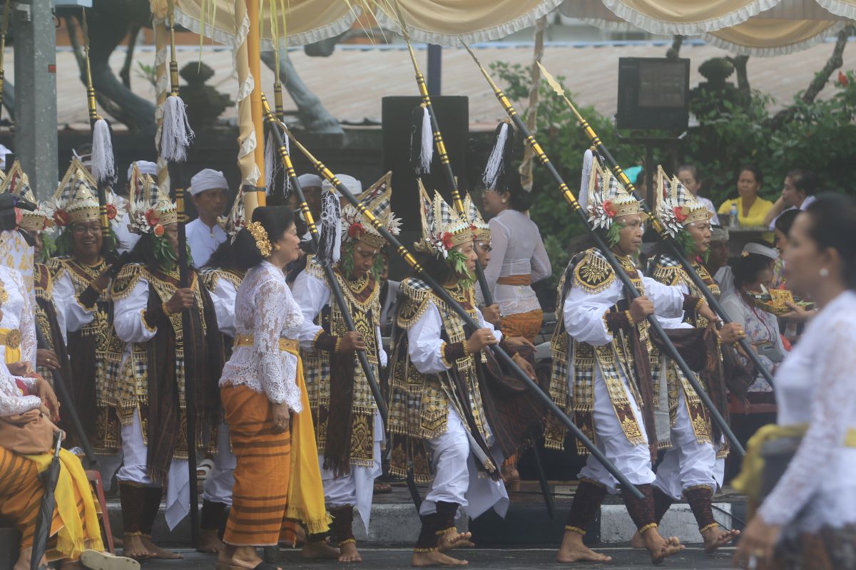 RANGKAIAN TAWUR AGUNG: Tari Baris dlm rangkaian prosesi upacara Tawur Agung di permp[tan Patung Catur Muka Denpasar (10/3/2024)