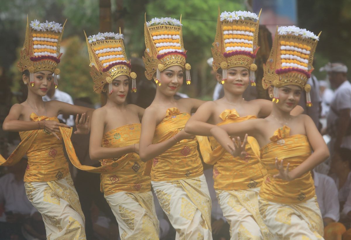 RANGKAIAN: Tari Rejang dalam rangkaian prosesi upacara Tawur Agung di permpatan Patung Catur Muka  Denpasar, 10 Maret 2024.