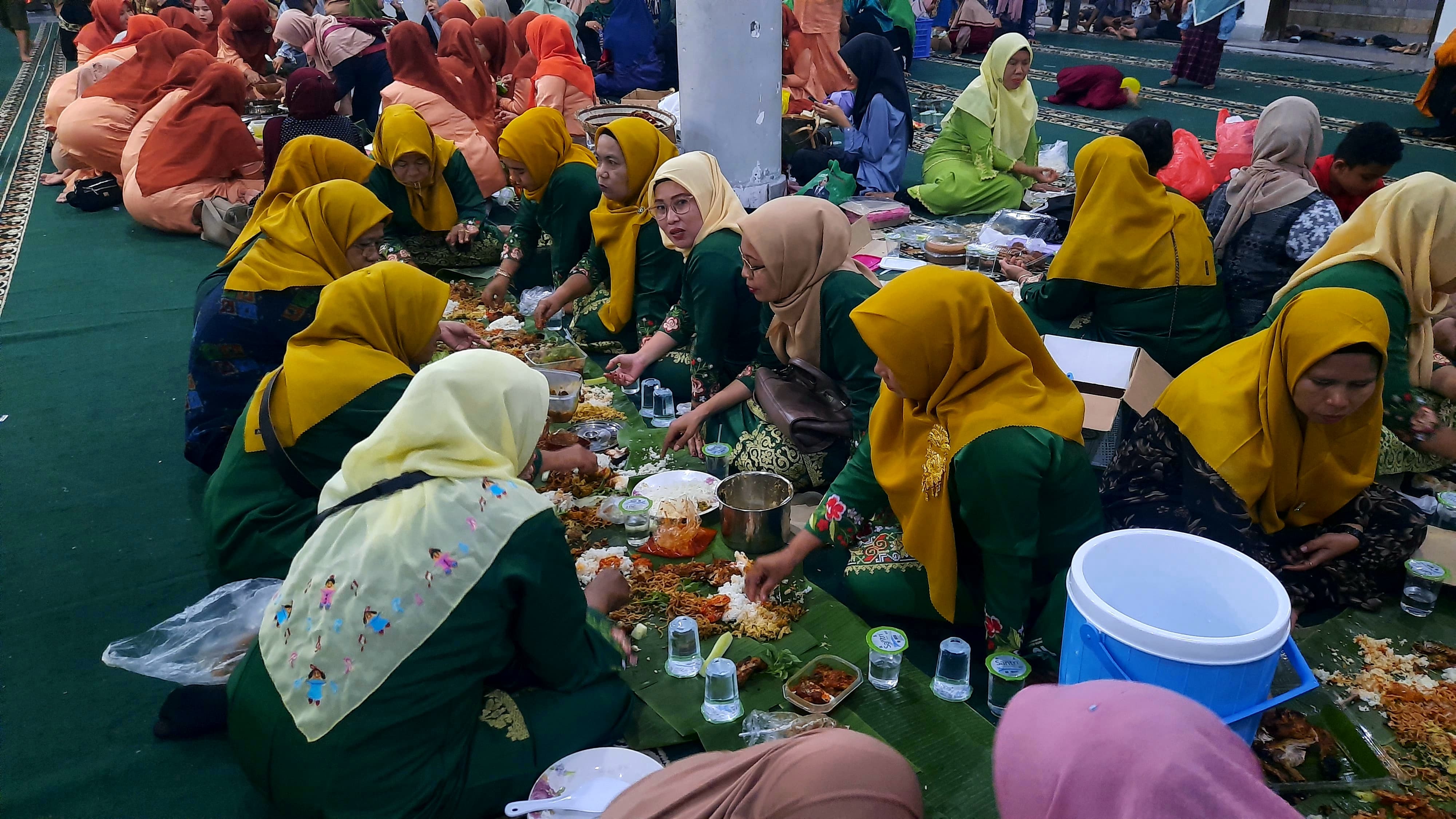 BAJAMBA: Para ibu-ibu juga membuat formasi sendiri makan bersama di tempat yang sama.